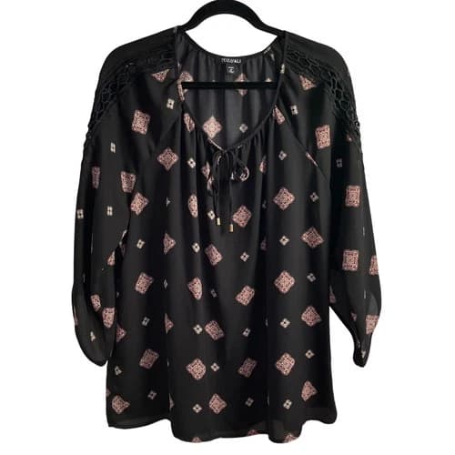 Roz & Ali 1X Black Blouse - Boho Medallion Print Lace Trim Tie Neck, Retail $48